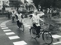 405521 Afbeelding van bewoners van de buurt rond de verkeerskruising Omloop, Nijenoord en Ahornstraat te Utrecht, ...